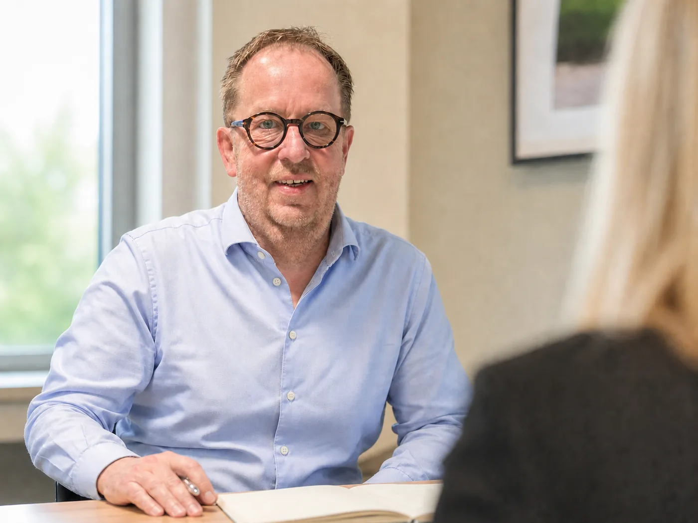 Harald Heuser von wedoyu im persönlichen Kundengespräch mit Blick zur Kamera